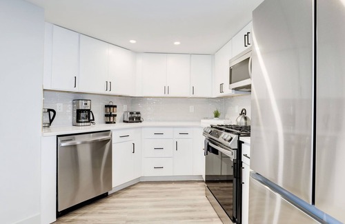 Crystal City Apartamento | 2BR Urban Oasis, DC Access with Lux Comforts