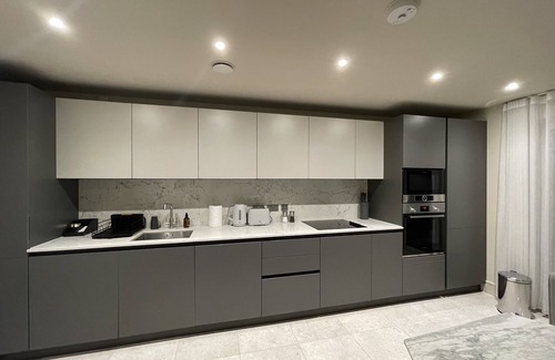 Chigwell Apartamento | 2BR Urban Vista Retreat