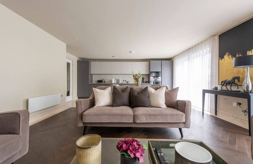 Chigwell Apartamento | 2BR Urban Vista Retreat