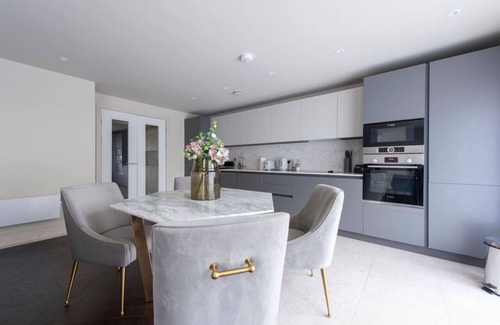 Chigwell Apartamento | 2BR Urban Vista Retreat