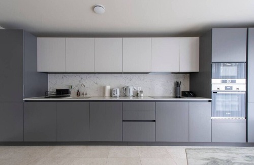 Chigwell Apartamento | 2BR Urban Vista Retreat