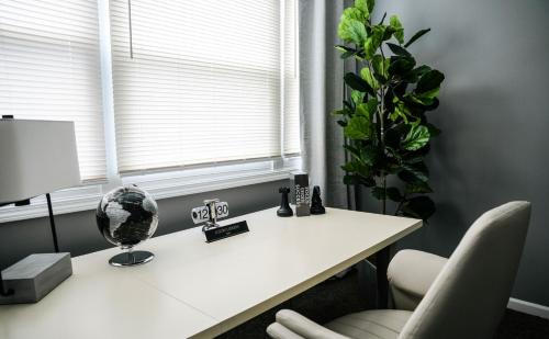 Belmont Cragin Apartamento | 2BR w Workspace and Coffee Bar Near Transit