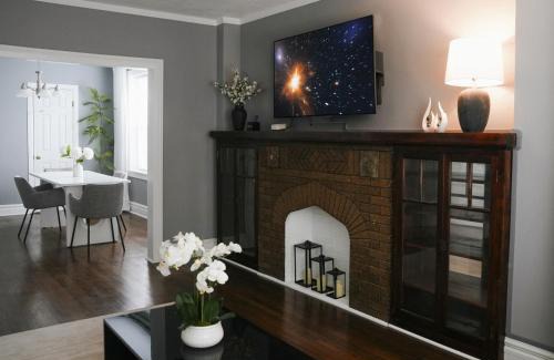 Belmont Cragin Apartamento | 2BR w Workspace and Coffee Bar Near Transit