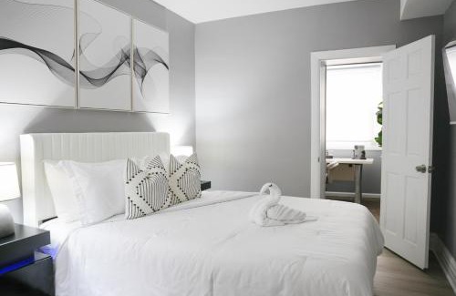 Belmont Cragin Apartamento | 2BR w Workspace and Coffee Bar Near Transit