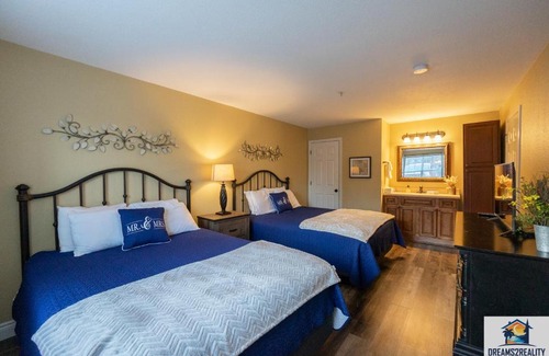 Branson Casa | 2BR Walk-In Condo - Near the 76 Strip - Pool - FREE TICKETS INCLUDED - CLC-7
