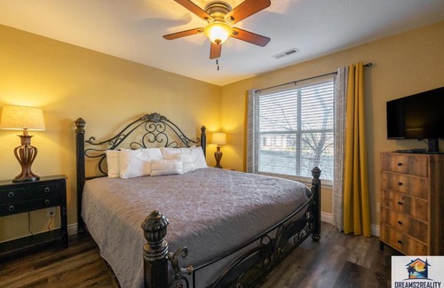 Branson Casa | 2BR Walk-In Condo - Near the 76 Strip - Pool - FREE TICKETS INCLUDED - CLC-7
