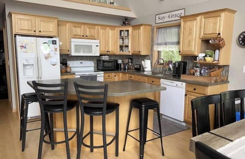 Chassell Casa | 2BR Waterfront Retreat on Portage Lake & DNR Trail