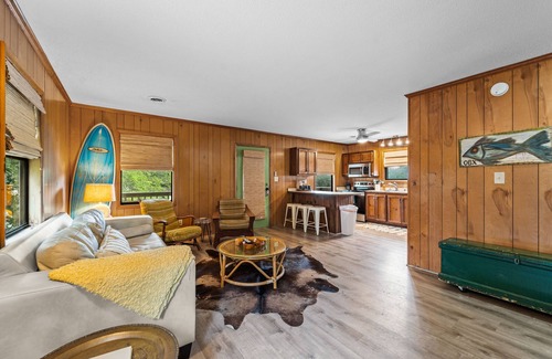 Colington Casa | 2BR with balcony, hammock, full kitchen, & W/D