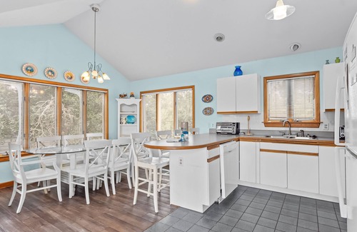 Colington Casa | 2BR with balcony, hammock, full kitchen, & W/D