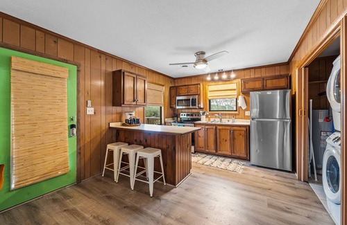 Colington Casa | 2BR with balcony, hammock, full kitchen, & W/D