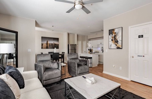 Downtown Oklahoma City Apartamento | 2BR2BA Luxury Apt in Bricktown,Walk to Riverwalk & OU Med Center w Gym & Pool