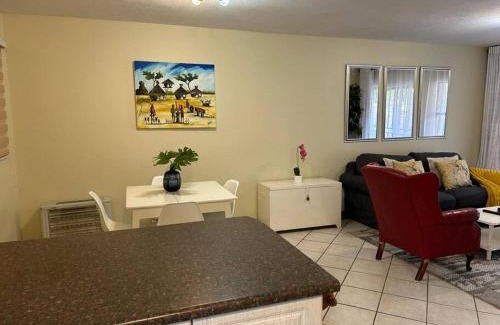Die Hoewes Apartamento | 2c - 4 No load shedding 2bed 2bath with garden