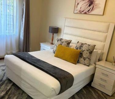 Die Hoewes Apartamento | 2c - 4 No load shedding 2bed 2bath with garden