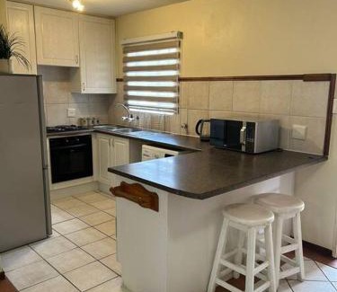Die Hoewes Apartamento | 2c - 4 No load shedding 2bed 2bath with garden