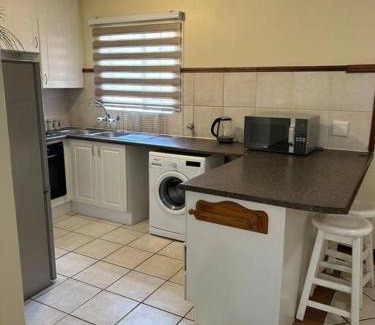 Die Hoewes Apartamento | 2c - 4 No load shedding 2bed 2bath with garden