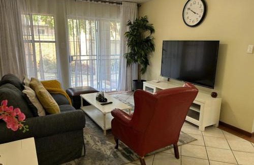 Die Hoewes Apartamento | 2e - No load shedding 2 bed home to relax into