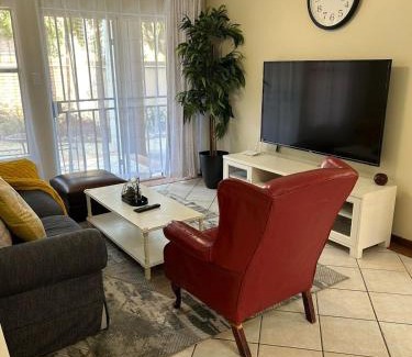 Die Hoewes Apartamento | 2e - No load shedding 2 bed home to relax into