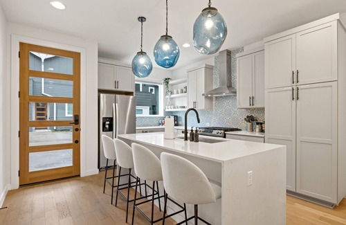 East MLK Casa | 2Home 9BR - 2 Heated Pools, Fire Pit + Epic Murals