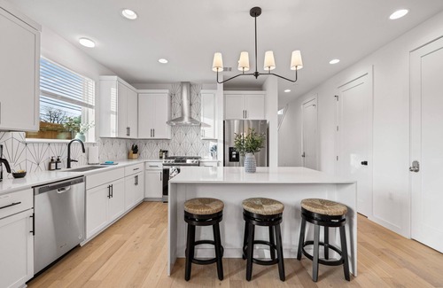East MLK Casa | 2Home 9BR - 2 Heated Pools, Fire Pit + Epic Murals