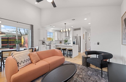 East MLK Casa | 2Home 9BR - 2 Heated Pools, Fire Pit + Epic Murals