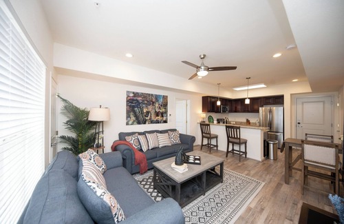 Katy Condominio | 2J ~Charming Private Condo Unit in a unique Gated Complex