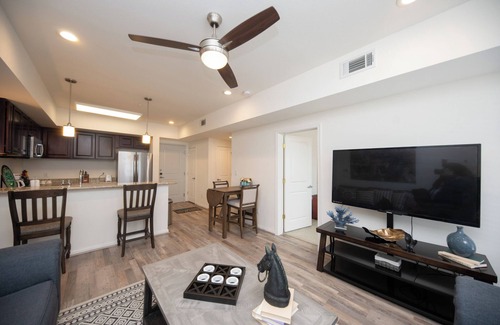 Katy Condominio | 2J ~Charming Private Condo Unit in a unique Gated Complex