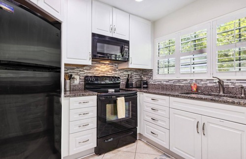 American Beach Condominio | 2min walk to beach! Dog Friendly! Pool View. Close to The Ritz Carlton!