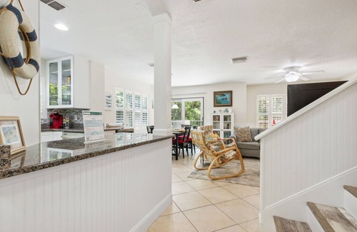 American Beach Condominio | 2min walk to beach! Dog Friendly! Pool View. Close to The Ritz Carlton!
