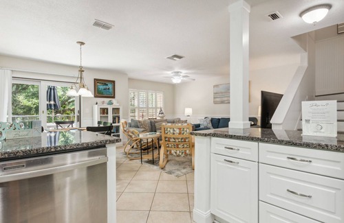 American Beach Condominio | 2min walk to beach! Dog Friendly! Pool View. Close to The Ritz Carlton!