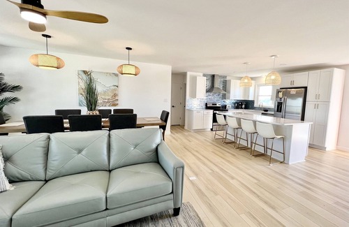 Kitty Hawk Casa | ⭐️2Min Walk to Ocean! Hot Tub! Huge New Deck! Quiet Road! Dogs! Open floorplan💥