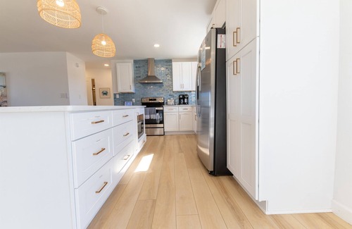 Kitty Hawk Casa | ⭐️2Min Walk to Ocean! Hot Tub! Huge New Deck! Quiet Road! Dogs! Open floorplan💥