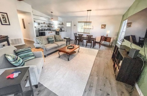 Canyon Lake Apartamento | 2nd floor, 2 bedroom, 2 bathroom unit near Boat Ramp 2 in Canyon Lake!