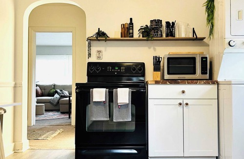 Greensburg Apartamento | 2nd Floor Bungalow in Greensburg