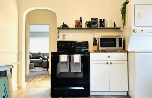 Greensburg Apartamento | 2nd Floor Bungalow in Greensburg