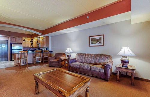 Wisconsin Dells Condominio | 2nd-floor condo with elevator, jetted tub, full kitchen, & fireplaces