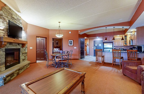 Wisconsin Dells Condominio | 2nd-floor condo with elevator, jetted tub, full kitchen, & fireplaces