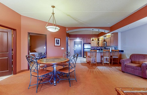 Wisconsin Dells Condominio | 2nd-floor condo with elevator, jetted tub, full kitchen, & fireplaces