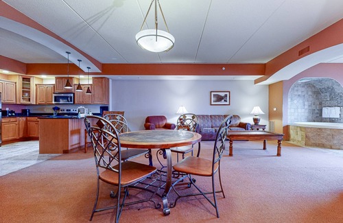 Wisconsin Dells Condominio | 2nd-floor condo with elevator, jetted tub, full kitchen, & fireplaces