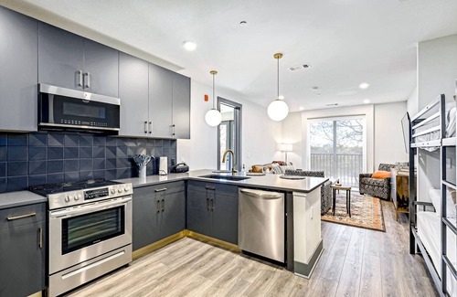 Rolling Mill Hill Condominio | 2nd-floor downtown condo near top attractions with balcony, rooftop lounge, gym