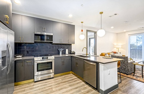 Rolling Mill Hill Condominio | 2nd-floor downtown condo near top attractions with balcony, rooftop lounge, gym