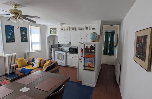 South Philadelphia Apartamento | 2nd Floor South Philly Apartment w/a view of Stadiums. Quiet street w/parking!
