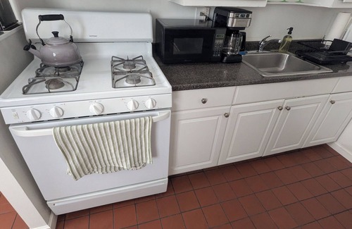 South Philadelphia Apartamento | 2nd Floor South Philly Apartment w/a view of Stadiums. Quiet street w/parking!