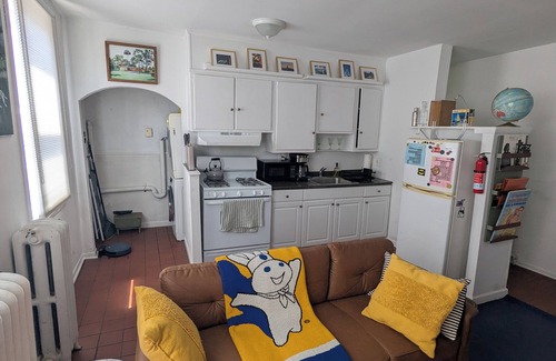 South Philadelphia Apartamento | 2nd Floor South Philly Apartment w/a view of Stadiums. Quiet street w/parking!