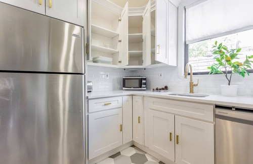 East New York Casa | 2nd Floor Unit · NY Large Private 3BD WshDyr/Parking/5min train