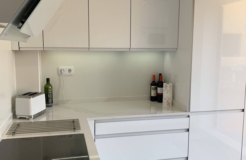 New Golden Mile Apartamento | Apartamento de lujo junto a la playa con bañera de hidromasaje - 3 terrazas soleadas, wifi y barbacoa de gas