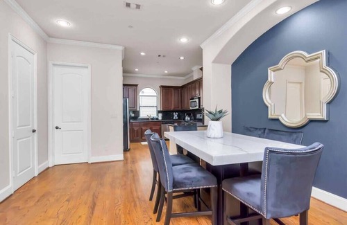 Woodlake - Briar Meadow Casa | 2UNITS|24Guests|KingBed|FREEParking|UptownHOU