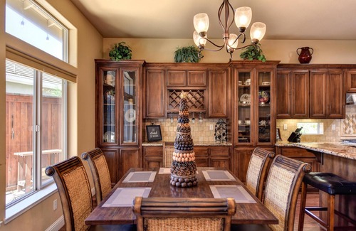 Roseville Casa | 3,000sqft oasis with pool/spa/vegetable garden. Great location!!!