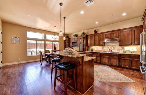 Roseville Casa | 3,000sqft oasis with pool/spa/vegetable garden. Great location!!!