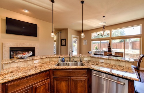 Roseville Casa | 3,000sqft oasis with pool/spa/vegetable garden. Great location!!!