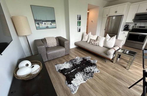 Traverse City Condominio | 3.5-Minute Walk to Beach + Next to Dog Park!